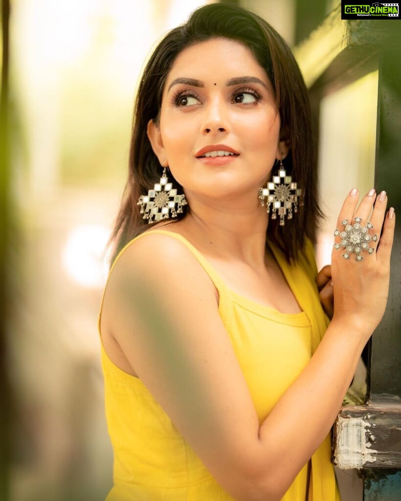 Mahima Nambiar Instagram - A smile is the most beautiful curve on a womans body !! Captured by : @camerasenthil MUA : @jeevithamakeupartistry Wearing : @baisacrafts Organized by : @rrajeshananda #traditional #salwar #happycolor #yellowdress #feelingconfident #smile #shine #actorlife #poser #photoshoot