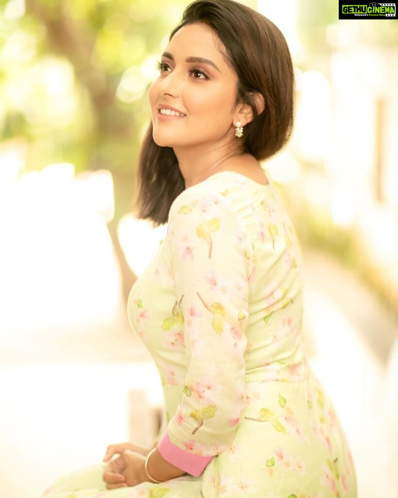 Mahima Nambiar Instagram - 🍂 Captured by : @camerasenthil Wearing : @labelswarupa MUA : @jeevithamakeupartistry Organized by: @rrajeshananda #traditional #salwar #happycolor #greendress #green #feelingconfident #smile #shine #actorlife #poser #photoshoot