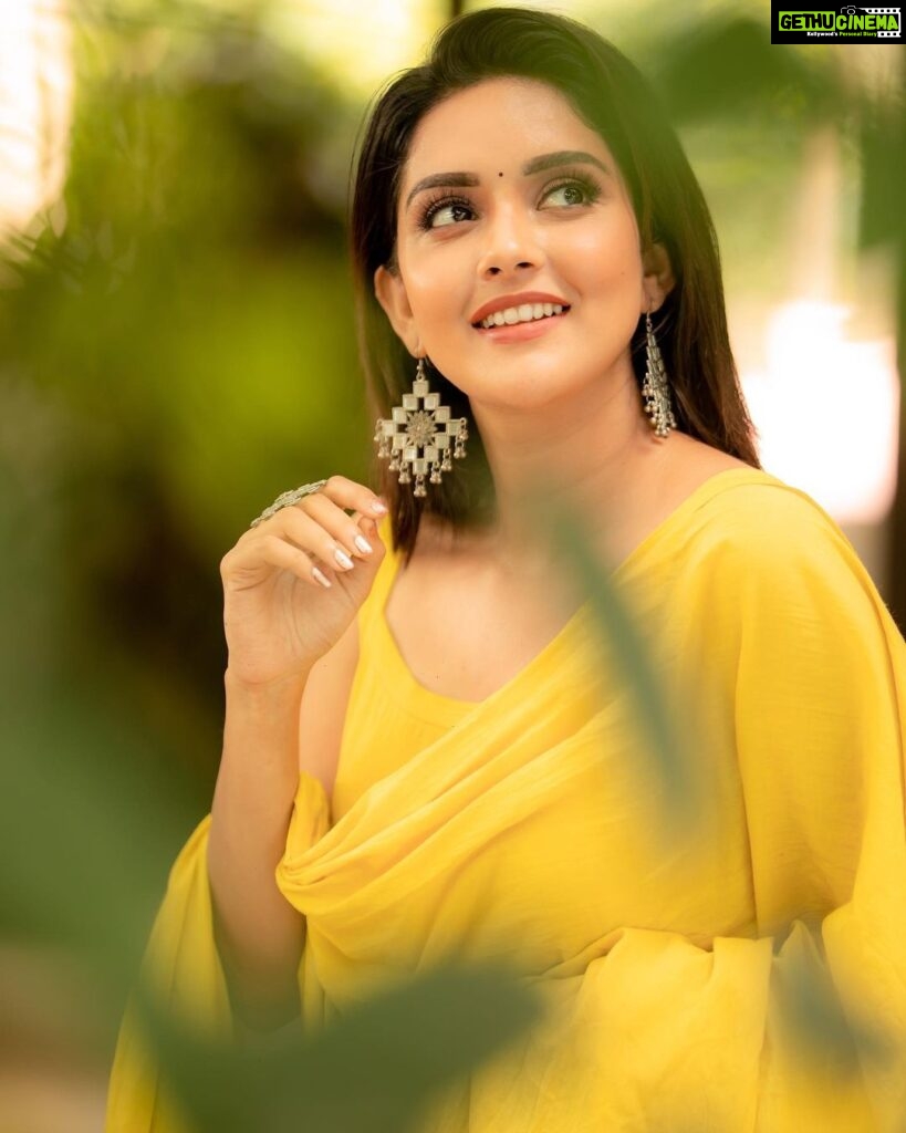 Mahima Nambiar Instagram - A smile is the most beautiful curve on a womans body !! Captured by : @camerasenthil MUA : @jeevithamakeupartistry Wearing : @baisacrafts Organized by : @rrajeshananda #traditional #salwar #happycolor #yellowdress #feelingconfident #smile #shine #actorlife #poser #photoshoot