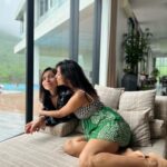 Malavika Mohanan Instagram - Find somebody who looks at you the way my best friend looks at me 👭🌼🌴🥰♥️ #2peasinapod (And also find somebody who clicks you’ll the way @humheroine clicks us)