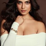Malavika Mohanan Instagram – A white to remember 🤍✨

With my incredible girls 🥰🤍
📸 @amaker7 
Styled by @spacemuffin27 
Makeup @nittigoenka 
Hair @hairbyradhika 
Outfit @clubllondon 
Earrings @louisvuitton 
Bracelet @viangevintage 
Rings @diamantinafinejewels 
Bag @stellamccartney 
Heels @publicdesire 
Style Team @maitriidesaii @iambidipto_  @ragdoll.pvt
PR @theitembomb