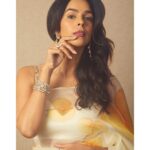 Mallika Sherawat Instagram - Meet Gulabo from #rkrkay . #rkrkay coming to cinemas on July 22 🎬 . Saree @picchika Styled by @stylingvictor @sohail__mughal___ Accessories @jet_gems Clicked by @theguywithacanon @shardultikone ❤️: @ankitaanthony . . . #rk #rkrkay #mallikasherawat #rajatkapoor #bollywood #bollywoodmovies #hindifilms