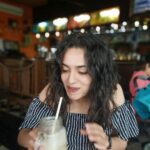 Malvika Nair Instagram - And now a quick sip from my friend’s drink so I don’t feel no FOMO🤓💃 Ha. Life. @noorunissa.samreen_ @apurva_moi #life #yaari