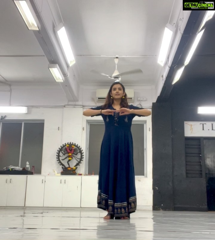 Malvika Sharma Instagram - Chakkar pe chakkar fir chakkar 😵 Guruji @rajendrachaturvedi