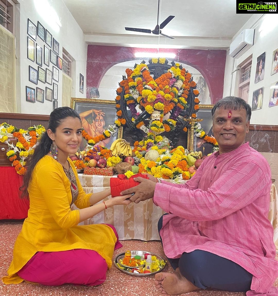 Malvika Sharma Instagram - Happy Guru Purnima 🙏 गुरू ब्रह्मा गुरू विष्णु, गुरु देवो महेश्वरा गुरु साक्षात परब्रह्म, तस्मै श्री गुरुवे नमः @rajendrachaturvedi 🙏 #gurupurnima #ghungroopooja #kathakdancer