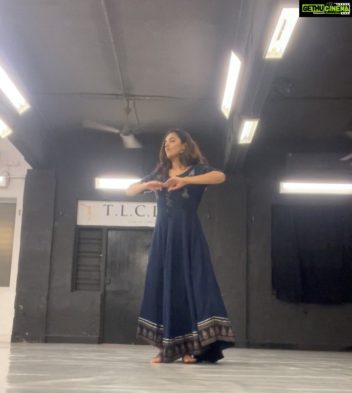Malvika Sharma Instagram - Chakkar pe chakkar fir chakkar 😵 Guruji @rajendrachaturvedi