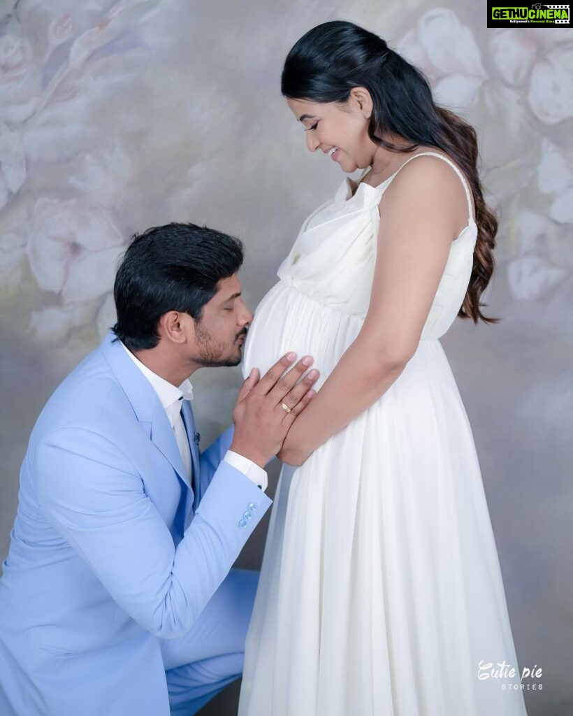 Manali Rathod Instagram - The moments of love! ❤💫 . Outfit : @you_we_colors_by_lucky Mua : @makeoversbyhayath Hair styling : @hair_stylemaker . . . . . . . #pregnancy #pregnancyannouncement #pregnancyphotoshoot #maternityshoot #maternityphotography #maternityphotoshoot #cutiepiestories