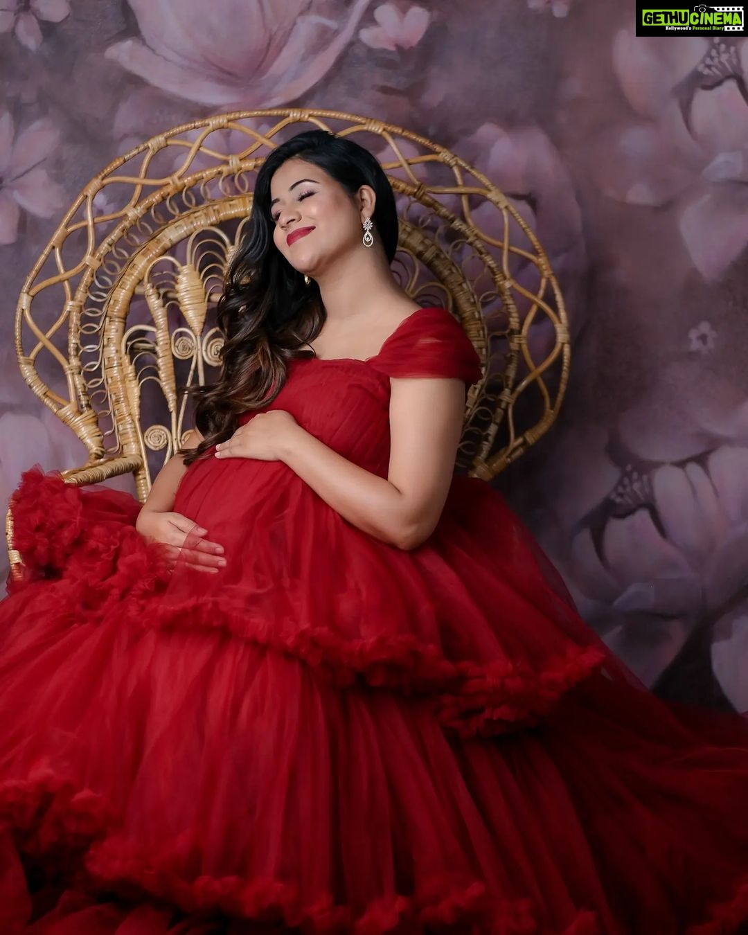 Manali Rathod Instagram - ❤️❤️ My outfit Designer : @you_we_colors_by_lucky Vijjith outfit: @gracenewdesigners Makeup :@makeoversbyhayath Hairstylist: @hair_stylemaker Photography : @cutiepiestories
