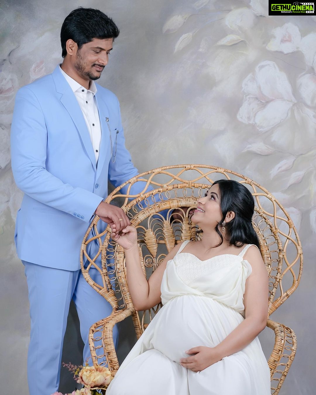 Manali Rathod Instagram - The moments of love! ❤️💫 . Outfit : @you_we_colors_by_lucky Mua : @makeoversbyhayath Hair styling : @hair_stylemaker . . . . . . . #pregnancy #pregnancyannouncement #pregnancyphotoshoot #maternityshoot #maternityphotography #maternityphotoshoot #cutiepiestories