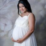 Manali Rathod Instagram - The moments of love! ❤️💫 . Outfit : @you_we_colors_by_lucky Mua : @makeoversbyhayath Hair styling : @hair_stylemaker . . . . . . . #pregnancy #pregnancyannouncement #pregnancyphotoshoot #maternityshoot #maternityphotography #maternityphotoshoot #cutiepiestories