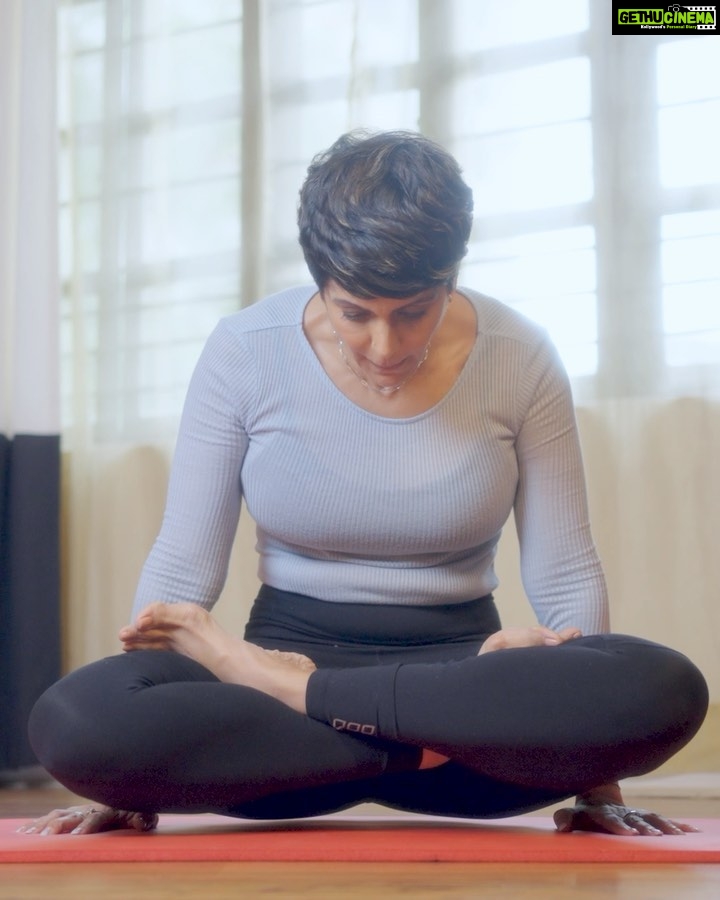 Mandira Bedi Instagram - While we cannot foresee uncertain times ahead, something that we can plan with ‘certainty’ is investing towards our Health. 💪 Because when overlooked, even the smallest problems can take a toll on our health & well being. Therefore, I have promised myself to “Secure My Health” by following a fitness regime. Just like me, you too can gift yourself the ‘Promise’ of Health🍀 because it is priceless! 🤗 If you also have a promise to make to your loved ones, share it with me in the comment section below by using @canarahsbcobc #PromisesKaPartner. #Health#Fitness#HealthyPromise#PromiseReimagined #PromiseKeeper #CanaraHsbcLifeInsurance Campaign - @miletalent