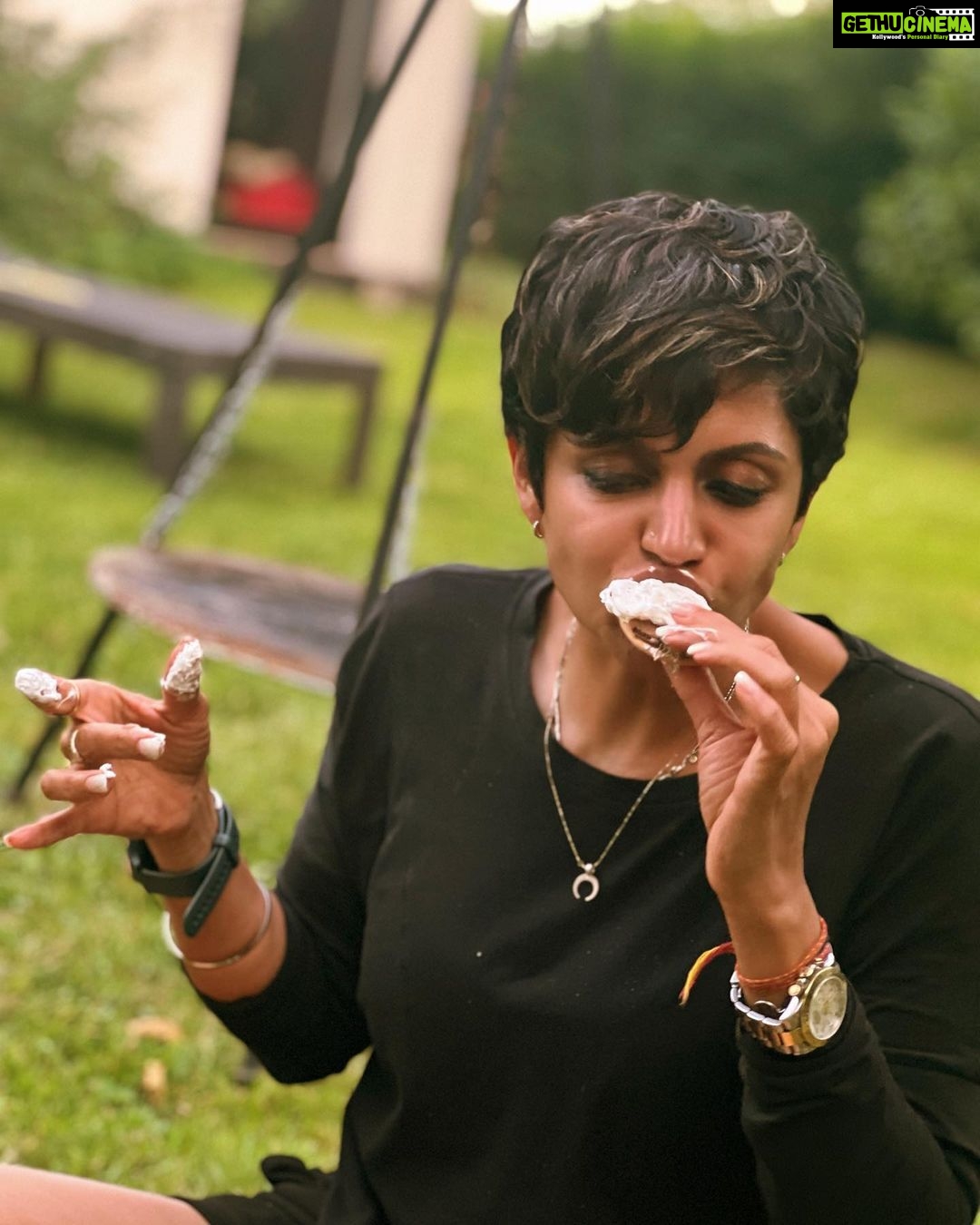 Mandira Bedi Instagram - And that’s how you eat a s’more !! #marshmello #smores ❤️