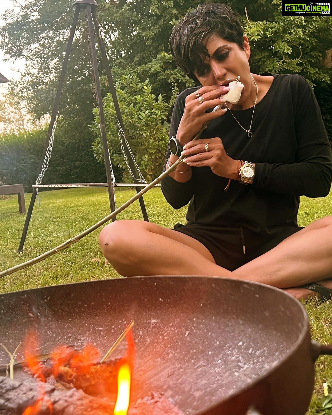 Mandira Bedi Instagram - And that’s how you eat a s’more !! #marshmello #smores ❤️