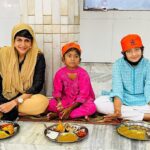 Mandira Bedi Instagram – #AkhandPaath ka #Bhog and #Langar .. in Raj’s name.. This morning with the kids and staff at the #Gurudwara 🙏🏽✨#DhanGurunanak #satnamshriwaheguru 🤍🙏🏽 Gurudwara Dhan Pothar Santacruz West