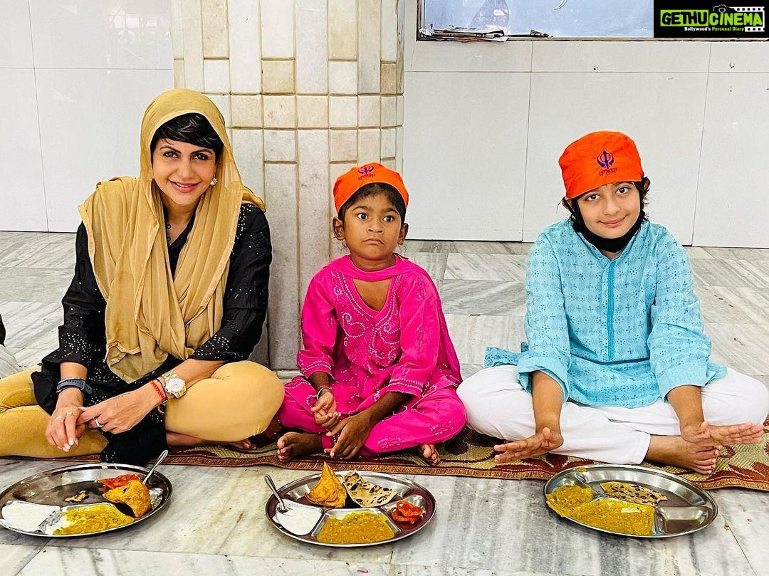 Mandira Bedi Instagram - #AkhandPaath ka #Bhog and #Langar .. in Rajβs name.. This morning with the kids and staff at the #Gurudwara ππ½β¨#DhanGurunanak #satnamshriwaheguru π€ππ½ Gurudwara Dhan Pothar Santacruz West