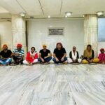 Mandira Bedi Instagram - #AkhandPaath ka #Bhog and #Langar .. in Raj’s name.. This morning with the kids and staff at the #Gurudwara 🙏🏽✨#DhanGurunanak #satnamshriwaheguru 🤍🙏🏽 Gurudwara Dhan Pothar Santacruz West
