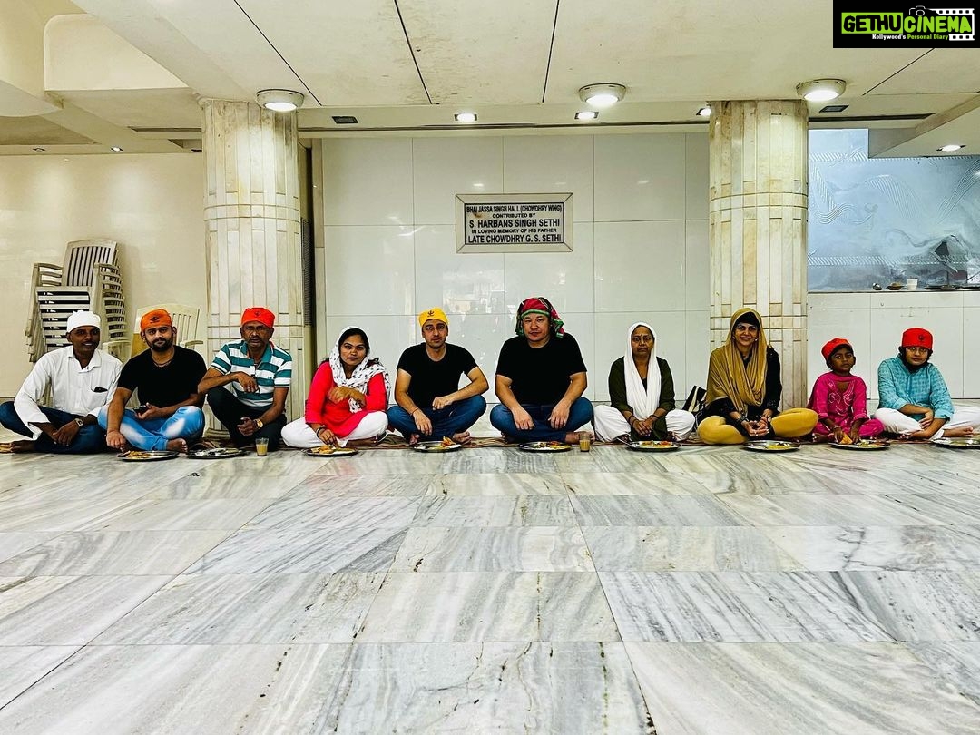 Mandira Bedi Instagram - #AkhandPaath ka #Bhog and #Langar .. in Rajβs name.. This morning with the kids and staff at the #Gurudwara ππ½β¨#DhanGurunanak #satnamshriwaheguru π€ππ½ Gurudwara Dhan Pothar Santacruz West
