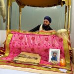 Mandira Bedi Instagram - #AkhandPaath ka #Bhog and #Langar .. in Raj’s name.. This morning with the kids and staff at the #Gurudwara 🙏🏽✨#DhanGurunanak #satnamshriwaheguru 🤍🙏🏽 Gurudwara Dhan Pothar Santacruz West