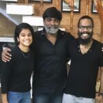 Maya Sundarakrishnan Instagram - “Inniki ellarum black potrukom , photo edukalama ?” Special twinning day deserved a picture. With boss/mentor/ friend and fav person. #makkalselvan ❤️ Hey also special mention to this wonderful actor friend of mine @saran_jith_actor . Have you seen his performance in the movie “41”? 🤯