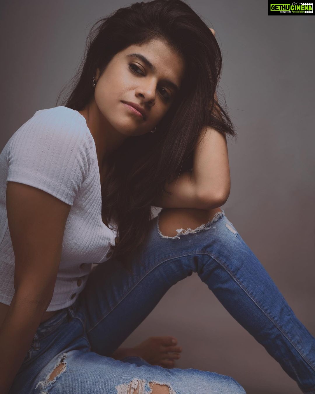 Maya Sundarakrishnan Instagram - எத்தனையோ பேரு வந்து என்னனமோ சொன்னாலும் பட்டா தான புரியும் அது மனித subavam ☺️ - @kabervasuki Photography - @anupamasindhia Videography - @sainawin Assisted by - @g_s_m_photography_ Lighting and backdrop - @studio_dcrafts @dcraftsrentals