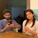 Maya Sundarakrishnan Instagram - We all have that over scene singer who pretends like he/she can’t sing - Tag that singer! With my boy @theabishekkumar These were the same kids who pretend like they didn’t study but end up topping the exam! #funnyreels #tamilreels #instafunny #mayakrishnan #theabishekkumar #singers #supersinger #funny #trending #enjoyenjaami #comedy