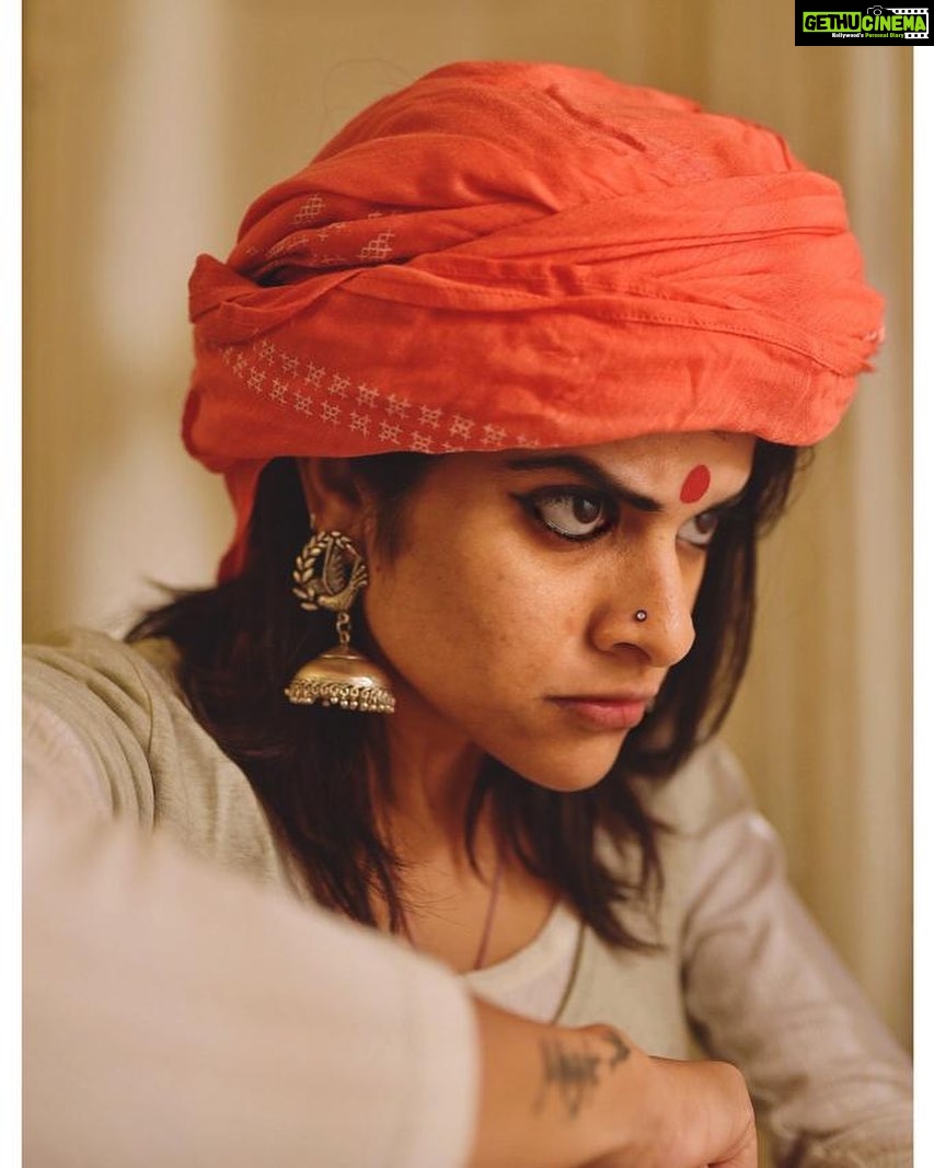 Maya Sundarakrishnan Instagram - Narai vantha pirage . . Puriyuthu ulagai ! @nadodikalaignan @ri_ithanya