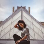 Maya Sundarakrishnan Instagram - Pinnadi kannadi ! PC: @nadodikalaignan Styled by: @ri_ithanya Pyramide du Louvre