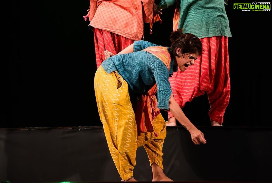 Maya Sundarakrishnan Instagram - Kira kozhambhu hits 96 . Few more shows for a century . This play is so close to my heart . . Thanks for the pictures @valliappan_karthick .