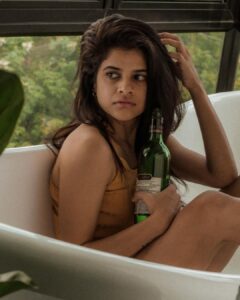 Maya Sundarakrishnan Instagram - tharaniyil vaanulaghil saarnthirukkum inbamellam🦋

@irst_photography