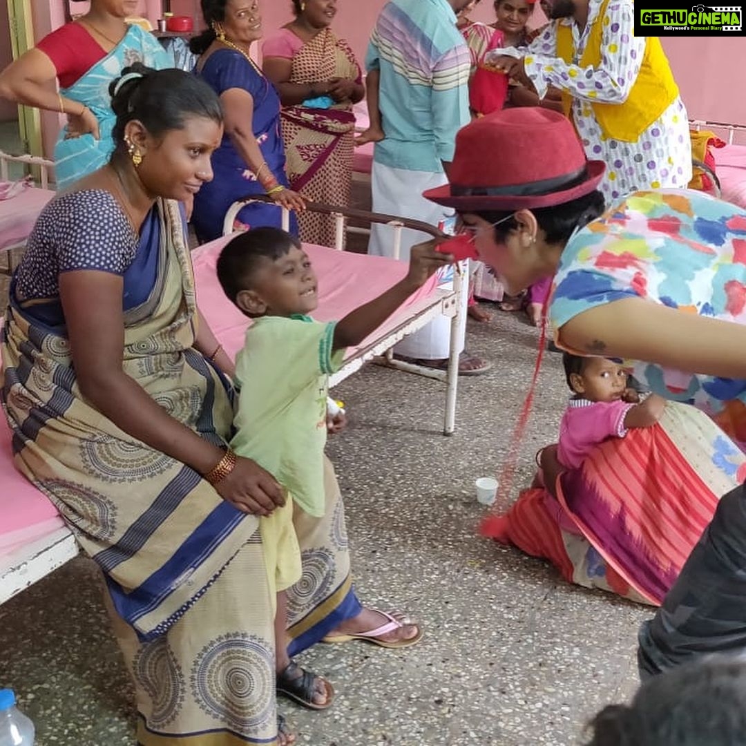 Maya Sundarakrishnan Instagram - Introduced Hospital clowning in Government Rajaji Hospital - Madurai . #clowndoctor #hospitalclowning