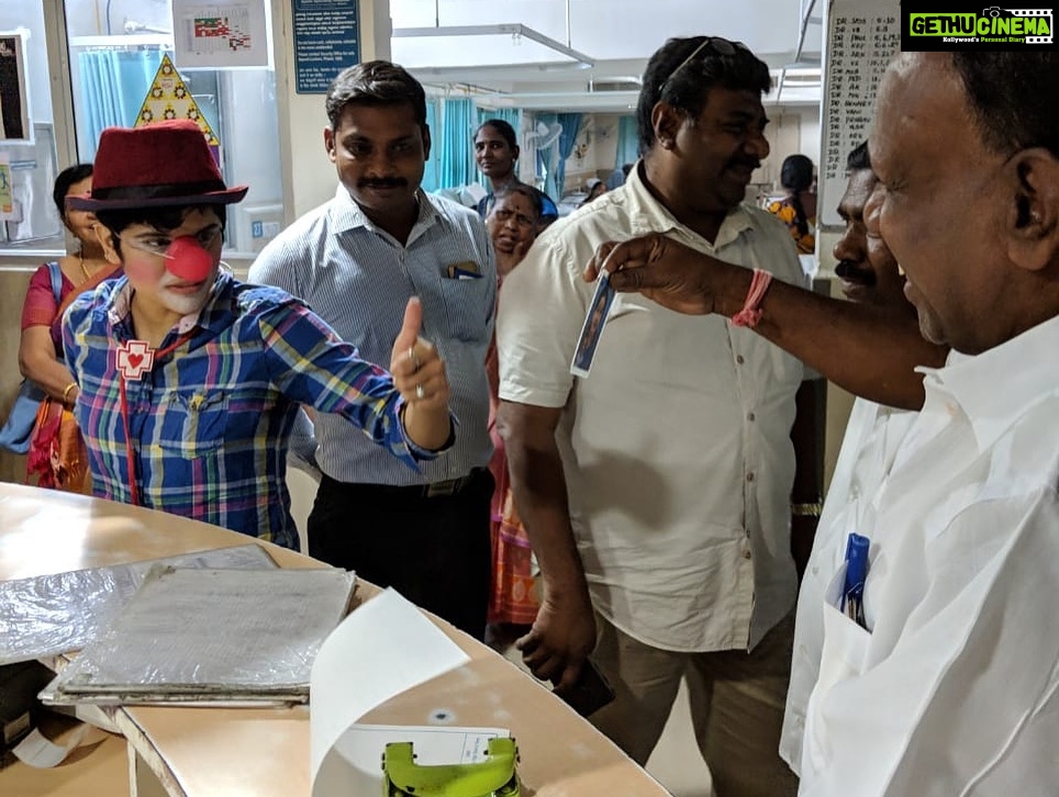 Maya Sundarakrishnan Instagram - Me and my Amazing team of clowns Introduced Hospital clowning in Government Rajaji Hospital , Aravind Eye hospital and Apollo hospital in Madurai . Pictures from the other two hospitals coming soon . #clowndoctor #hospitalclowning
