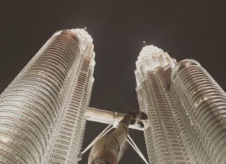 Maya Sundarakrishnan Instagram - #malaysia #twintowers #betweenthetowers PETRONAS Twin Towers