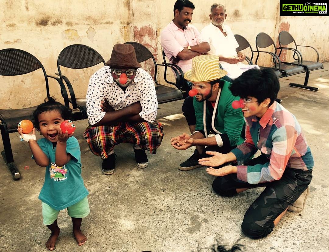 Maya Sundarakrishnan Instagram - It's awsome how we create so many moments and bits and pieces of comedy that will never be repeated again . And there's something beautiful about that . Sharing that with the kids , their parents , the doctors,.technicians , security ., that moment is just for them and it won't happen again like that. I Love this picture. #clowndoctor #hospitalclown #lifeofanactor