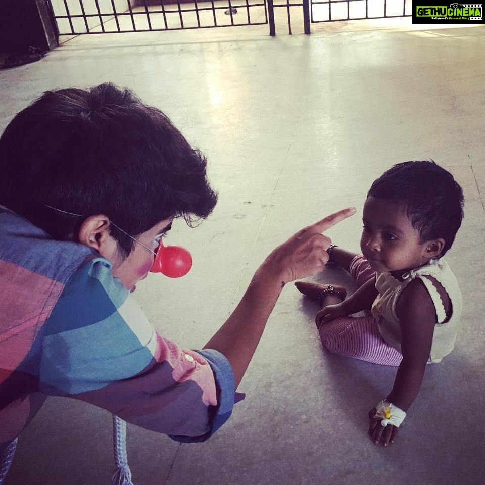 Maya Sundarakrishnan Instagram - Out of laughter comes hope .. and from hope , the possibility of healing. #clowndoctor #lifeasanactor Egmore Children's Hospital