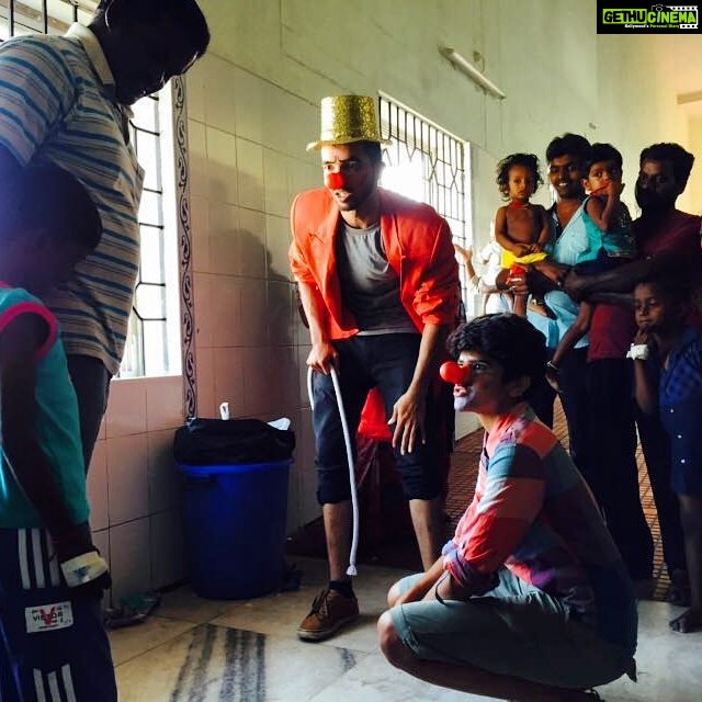 Maya Sundarakrishnan Instagram - It was beautiful , the way they began giggling and smiling. #clowndoctor #hospitalclown #lifeasanactor Egmore Children's Hospital