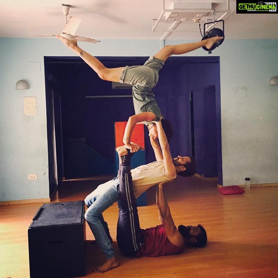 Maya Sundarakrishnan Instagram - Practising for the next big one. . And it's gonna be epic ! THE GAJANG . #malaysiawearecomingsoon #movementtheatre @vikas_rao @shabz_kal @insta_kk_wizard @rohini.rau @ananyaramaprasad @gpraveenrocky @ashwinram @ashleyshillong