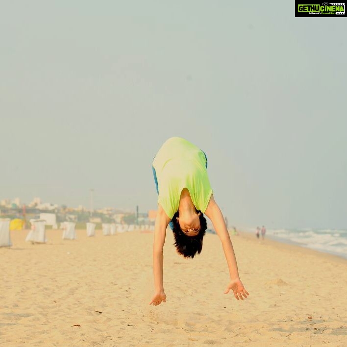 Maya Sundarakrishnan Instagram - Thiruvanmiyur beach practise. .. #Backflip #gymnast #thiruvanmiyurbeach #actor #fitnessgoal