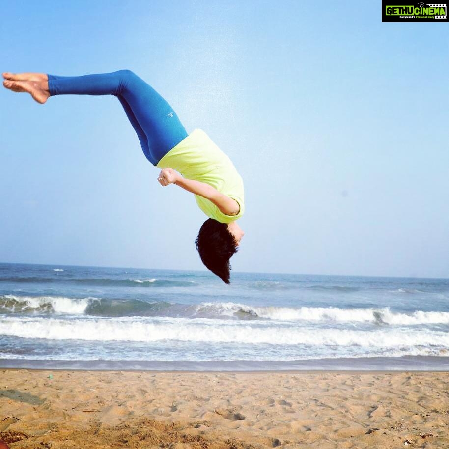 Maya Sundarakrishnan Instagram - One routine from Thiruvanmiyur beach practise. Nothing of this is possible without Coach Raju .. #Sommersault #gymnast #thiruvanmiyurbeach #actor #fitnessgoal