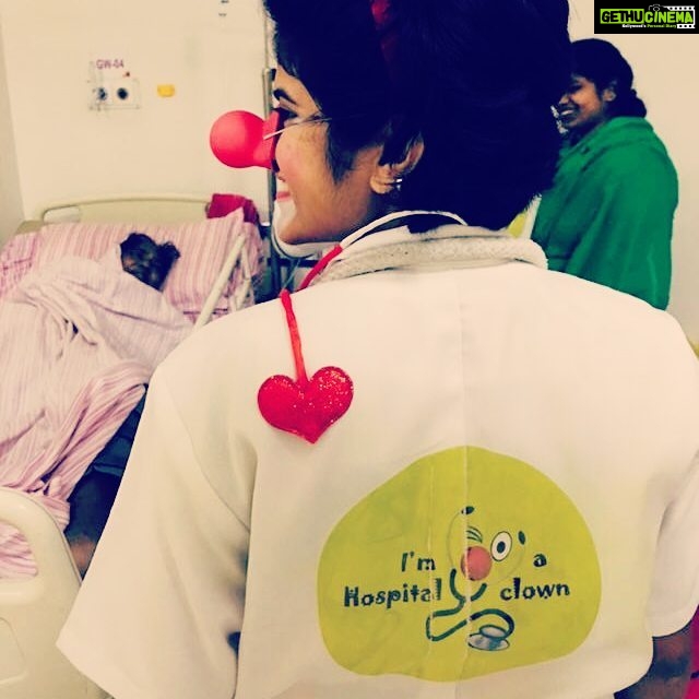 Maya Sundarakrishnan Instagram - Meet Dr Kakamuttai :) #clowndoctor #kauveryhospital Kauvery Hospital Chennai