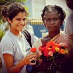 Maya Sundarakrishnan Instagram – A year and a half back when I spent on hairbands ,hair clips .. With Marry akka and her flowers at Madurai poo market.  #madurai #poomarket #longhair