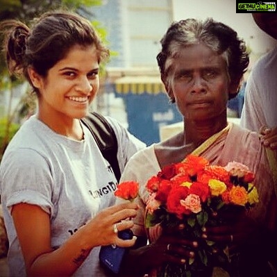 Maya Sundarakrishnan Instagram - A year and a half back when I spent on hairbands ,hair clips .. With Marry akka and her flowers at Madurai poo market. #madurai #poomarket #longhair