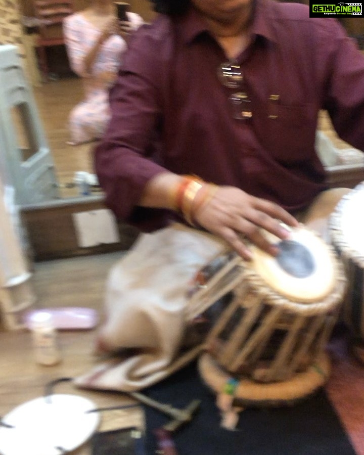 Meenakshi Dixit Instagram - Maestro Pandit Kali Nath Mishra ji @mishrakalinath Gurupurnima ke din aashirvaad mila apka…aabhar 🙏 Happy Gurupurnima 🙏 #gurupurnima #tablaplayer #instagood #respect