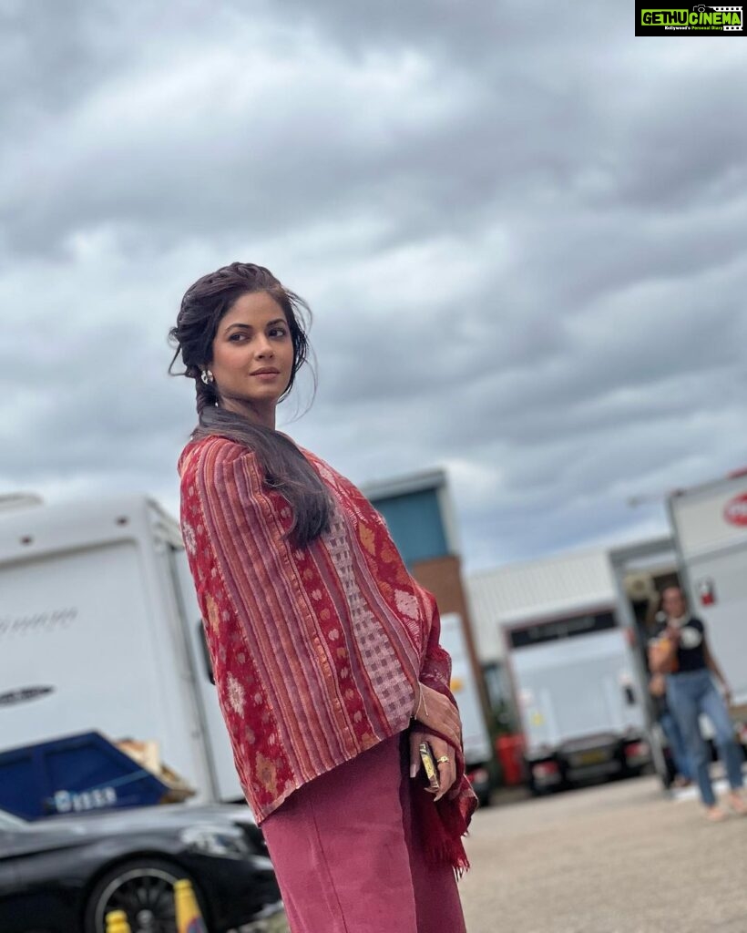 Meera Chopra Instagram - Those clouds behind me!! @kinjalghone ur becoming as good as @gajinaath. Proud of u! London, Unιted Kingdom