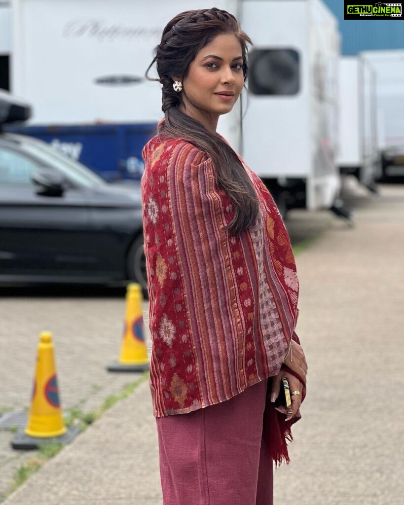 Meera Chopra Instagram - Those clouds behind me!! @kinjalghone ur becoming as good as @gajinaath. Proud of u! London, Unιted Kingdom