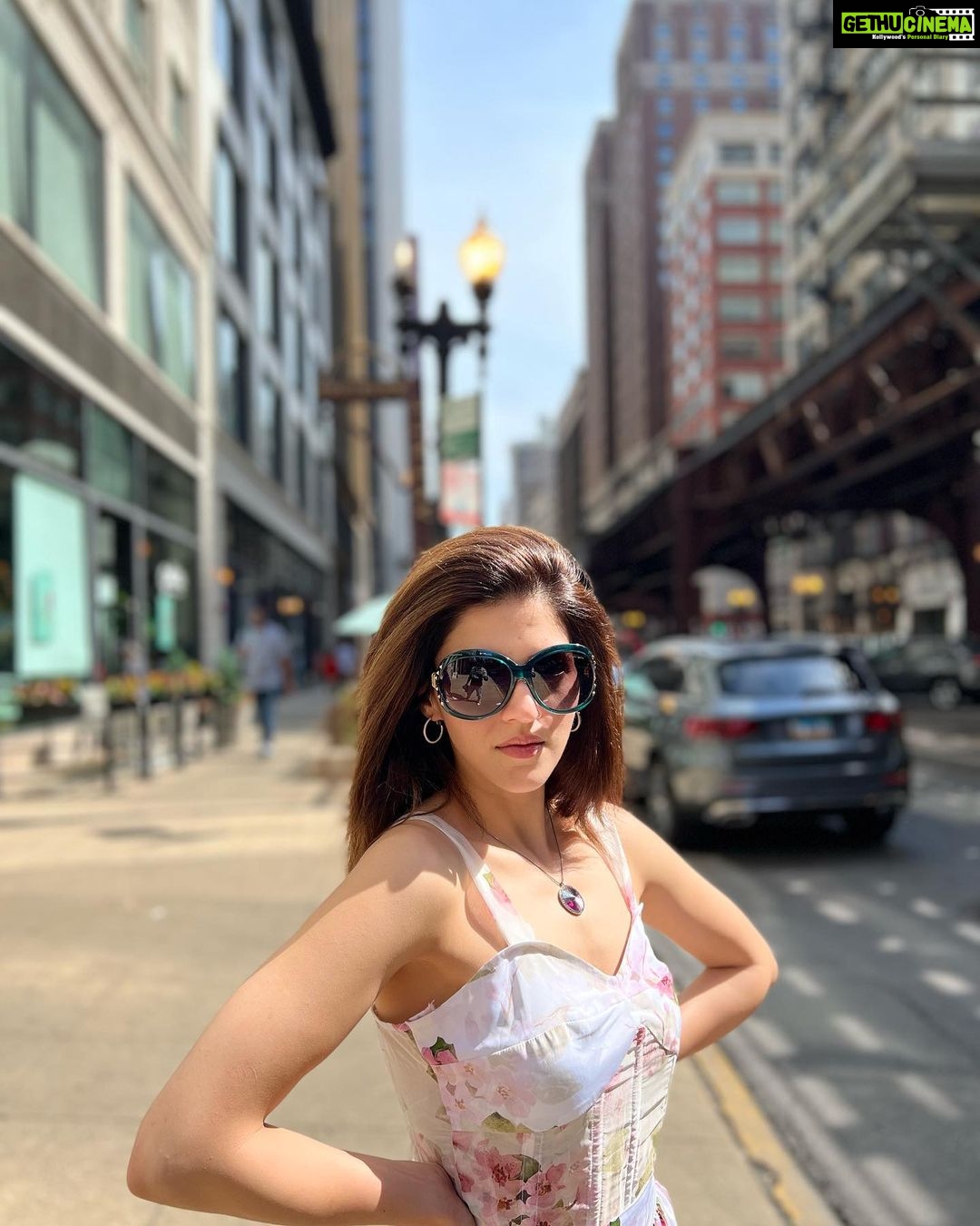 Mehrene Kaur Pirzada Instagram - Chicago 🇺🇸 Chicago Downtown