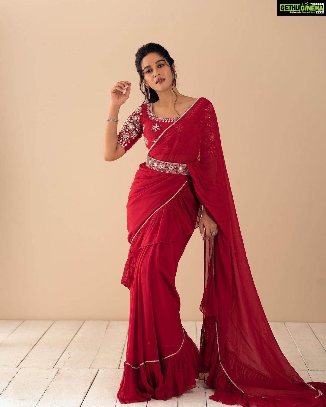 Mirnalini Ravi Instagram - Here comes your Valentine ♥️ #happyvalentinesday Wearing @label_kusumanjali Stylist @navadevi.rajkumar Accessories @rimliboutique @vivahbridalcollections M&H @kaviyaartistry_off Shot by @prachuprashanth