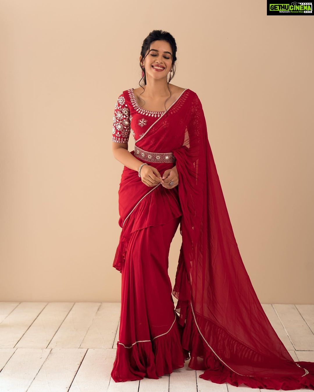 Mirnalini Ravi Instagram - Here comes your Valentine ♥️ #happyvalentinesday Wearing @label_kusumanjali Stylist @navadevi.rajkumar Accessories @rimliboutique @vivahbridalcollections M&H @kaviyaartistry_off Shot by @prachuprashanth