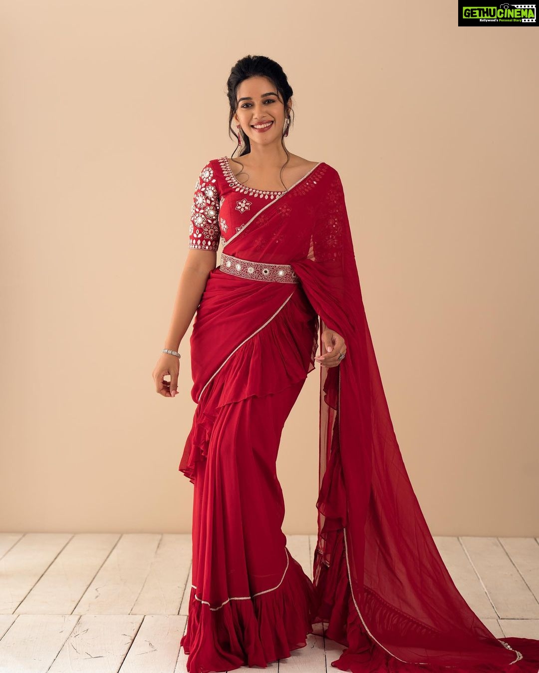 Mirnalini Ravi Instagram - Here comes your Valentine ♥️ #happyvalentinesday Wearing @label_kusumanjali Stylist @navadevi.rajkumar Accessories @rimliboutique @vivahbridalcollections M&H @kaviyaartistry_off Shot by @prachuprashanth
