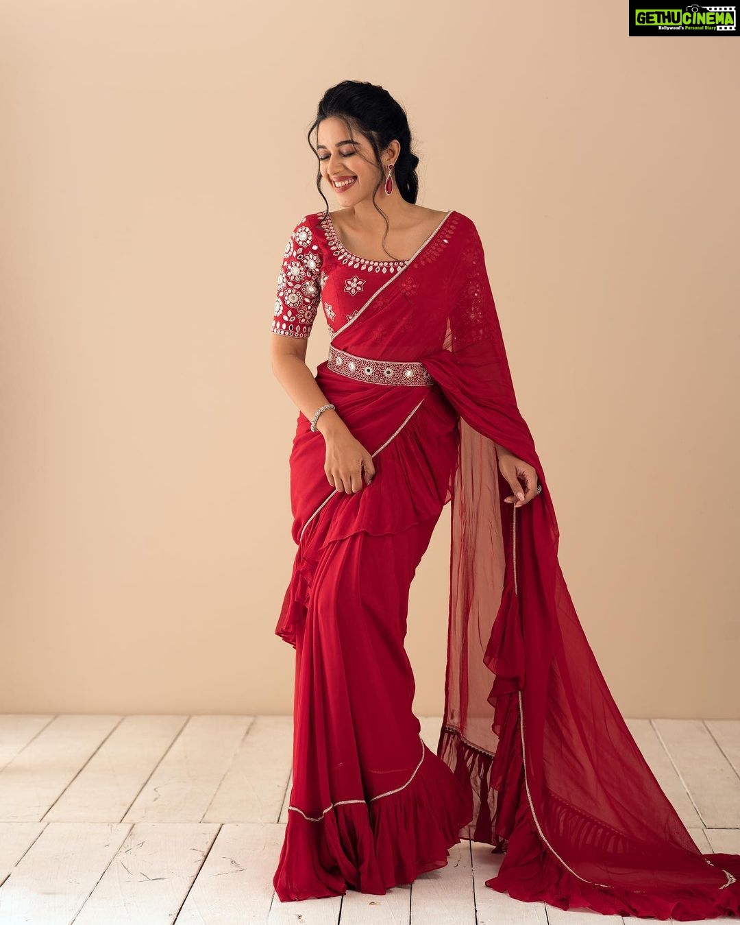 Mirnalini Ravi Instagram - Here comes your Valentine ♥️ #happyvalentinesday Wearing @label_kusumanjali Stylist @navadevi.rajkumar Accessories @rimliboutique @vivahbridalcollections M&H @kaviyaartistry_off Shot by @prachuprashanth