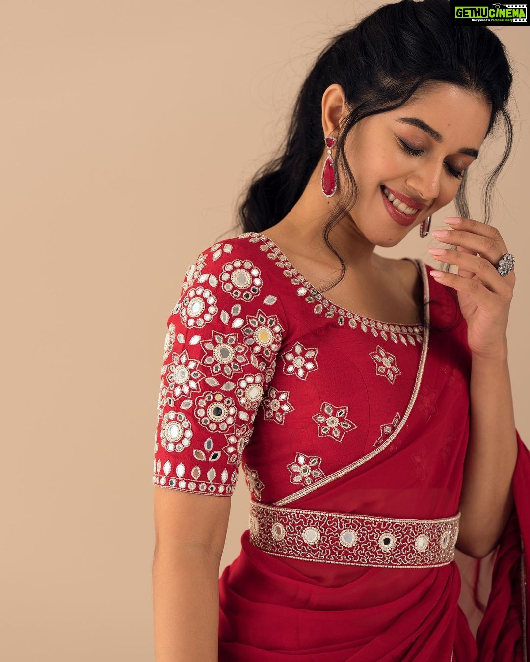 Mirnalini Ravi Instagram - Here comes your Valentine ♥️ #happyvalentinesday Wearing @label_kusumanjali Stylist @navadevi.rajkumar Accessories @rimliboutique @vivahbridalcollections M&H @kaviyaartistry_off Shot by @prachuprashanth